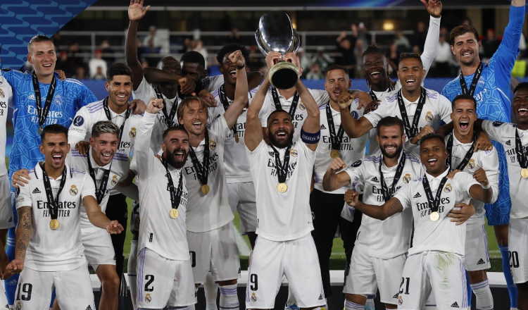 Karim Benzema, capitán del Real Madrid (cent.) levanza el trofeo de la Supercopa junto a sus compañeros. Foto:EFE