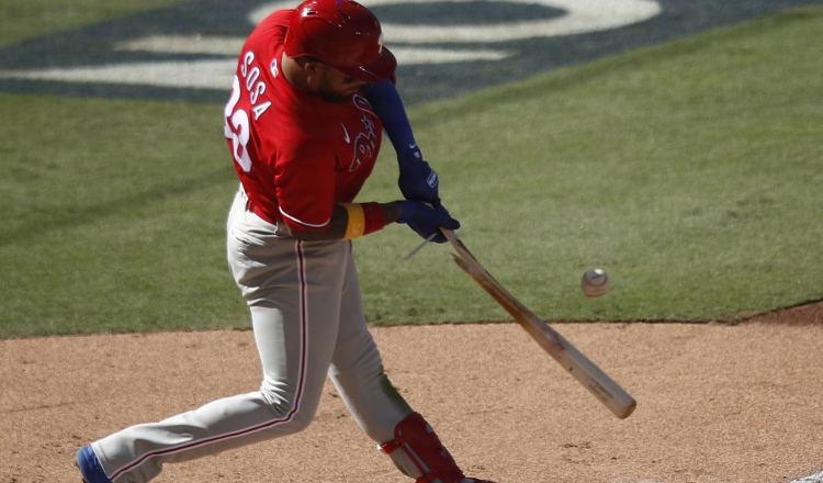 Edmundo Sosa pegó ayer contra los Padres de San Diego (2-1). Foto:EFE