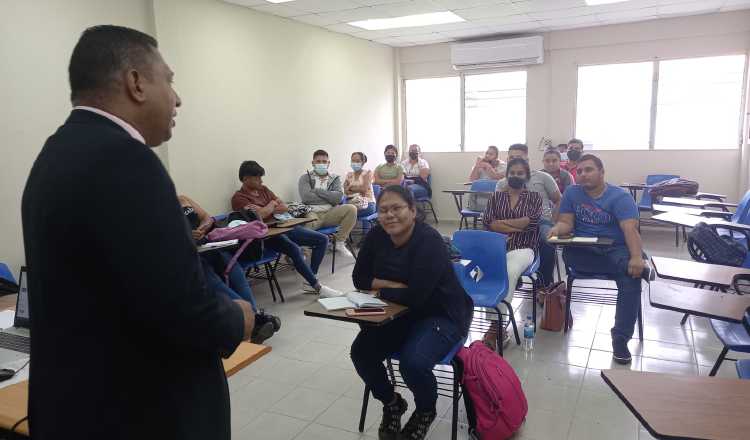 Gilberto Marulanda en una gira por el centro regional de Darién. Cortesía