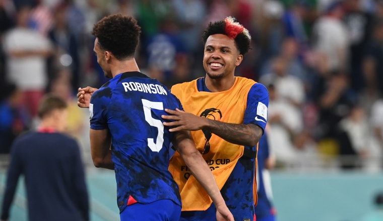 Weston Mckennie (der.)  y  Antonee Robinson de EE.UU. Foto:EFE