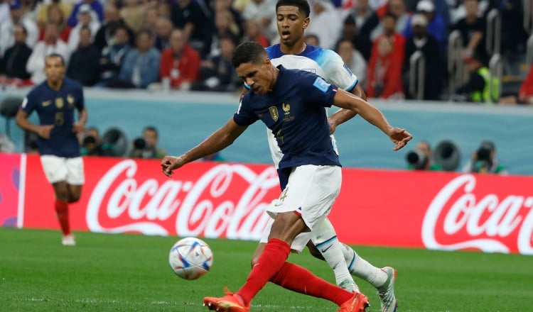 Raphael Varane (azul), defensa del equipo francés.  Foto:EFE