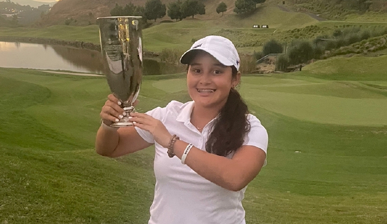 Sara Luciani con el trofeo de ganadora Foto: Cortesía