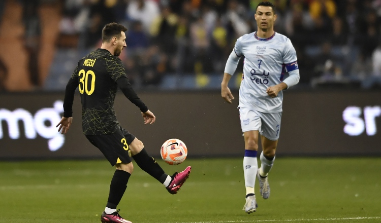 Leo Messi del PSG de Francia (izq.) controla el balón ante el acecho de Cristiano Ronaldo. Foto:EFE  