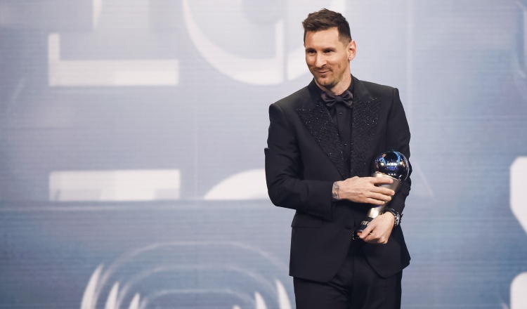 El jugador Lionel Messi con el premio The Best. Foto.EFE