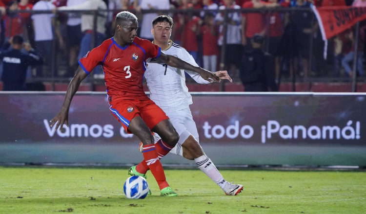 José Córdoba de Panamá (izq.) disputa el balón contra Anthony Contreras de Costa Rica. Foto: EFE 