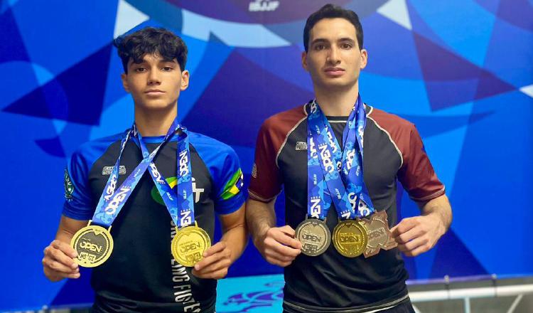 Los hermanos Calviño muestran sus medallas. Foto: Cortesía