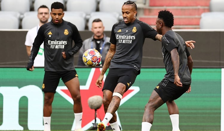 El brasileño Eder Militao (cent.) durante los entrenamientos del Real Madrid. Foto: EFE