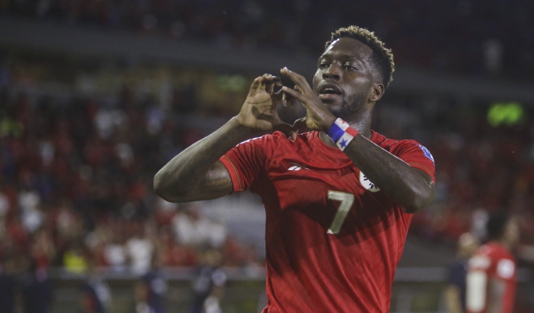 José Luis 'Puma' Rodríguez festeja su gol contra Guyana anoche en el estadio Rommel Fernández. Foto: EFE