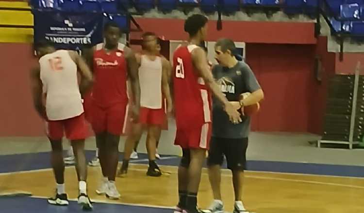 El coach de Panamá, Gonzalo García en los entrenamientos ayer en la Arena Roberto Durán.