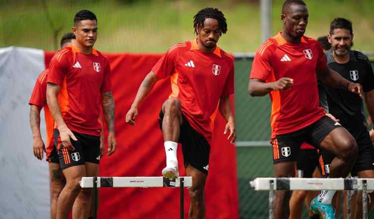 Jugadores de Perú durante los entrenamientos. Foto: EFE