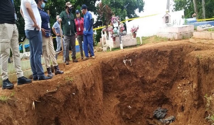 Durante la pandemia, el Ministerio Público realizó exhumaciones a fosas comunes donde se ubicaron restos de víctimas de la invasión. Foto: Archivo