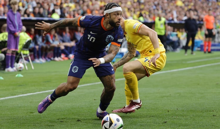 El delantero de Países Bajos Memphis Depay con el balón, durante el partido de cuartos de final de la Eurocopa contra Rumania. Foto: EFE