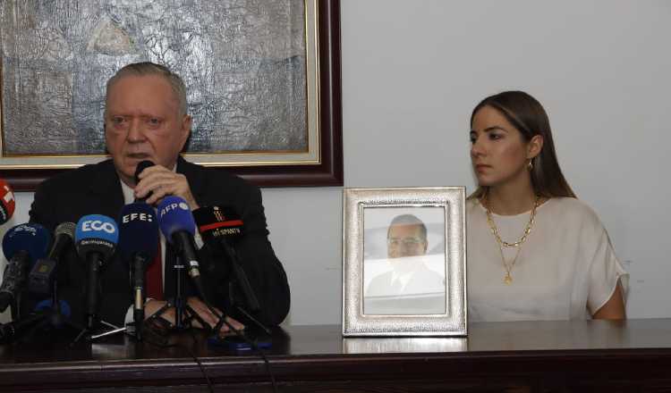 Jurgen Mossack junto a Raquel Fonseca, hija de Ramón Fonseca Mora, que lleva el retrato de su padre, fallecido el 8 de mayo pasado. Víctor Arosemena