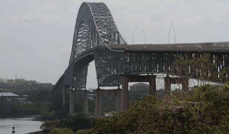 El puente construido en 1962 fue la primera vía en levantarse sobre el Canal de Panamá. Antes de ese año se utilizaban ferrys.  Archivo