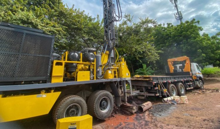 Mientras se construyen las nuevas redes, la alternativa es perforar pozos para dotar de agua a los acueductos.  Cortesía Idaan