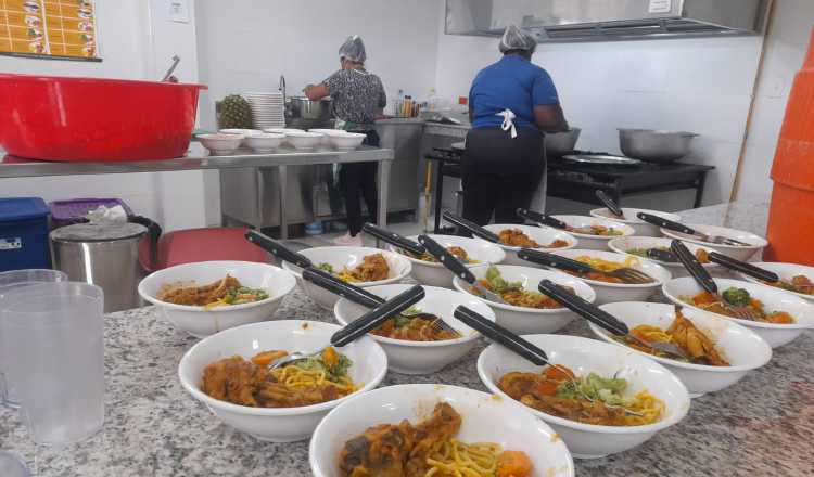 Madres de familia se encargan de la preparación de alimentos.  Vivian Jiménez