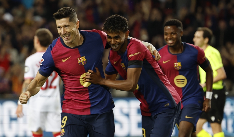 Robert Lewandowski (izq) celebra con Lamine Yamal el primer gol del Barcelona contra Sevilla. Foto: EFE