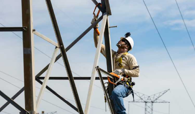 Este oficio es muy requerido por la Empresa de Transmisión Eléctrica. Cortesía