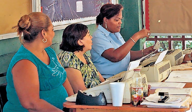 En algunas escuelas la matrícula está condicionada al pago de esta cuota. Archivo