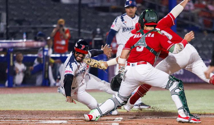 Johan Camargo se lanza en home ante México y se lesionó. Foto: Fedebeis