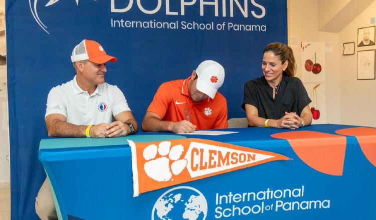 Samuel firma con Clemson ante la atenta mirada de sus padres, Sofy y Miguel Durán. Cortesía