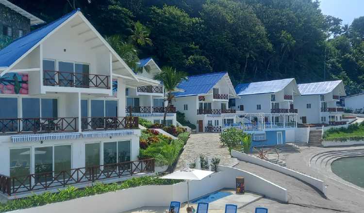 Las cabañas de este resort conjugan con el verdor de la isla y sus acabados fueron hechos por trabajadores locales. francisco paz