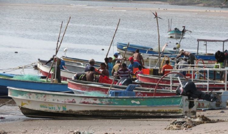 Los pescadores han diversificado sus actividades con actividades conexas al proceso pesquero artesanal. Archivo.