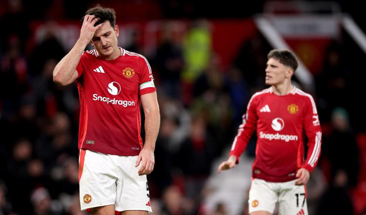 Harry Maguire del Manchester United (izq.), lamenta la derrota de su equipo  ante Newcastle. Foto: EFE