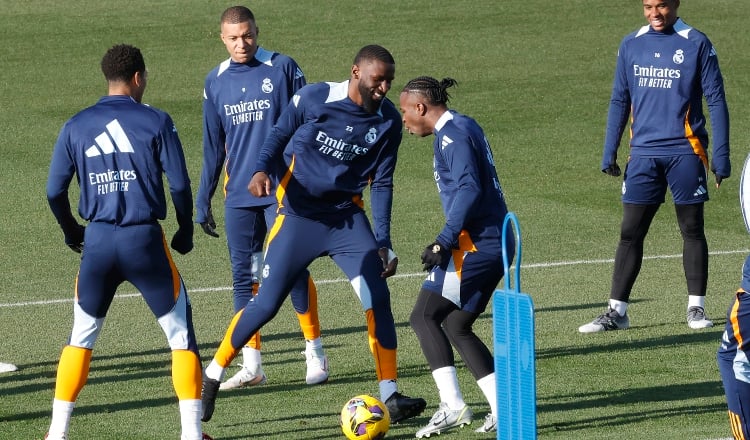 Jugadores del Real Madrid durante los entrenamientos con miras a su juego ante Valencia. Foto: EFE