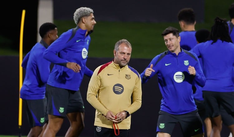 El alemán Hansi Flick (cen.),  en los entrenamientos del Barcelona. Foto: EFE