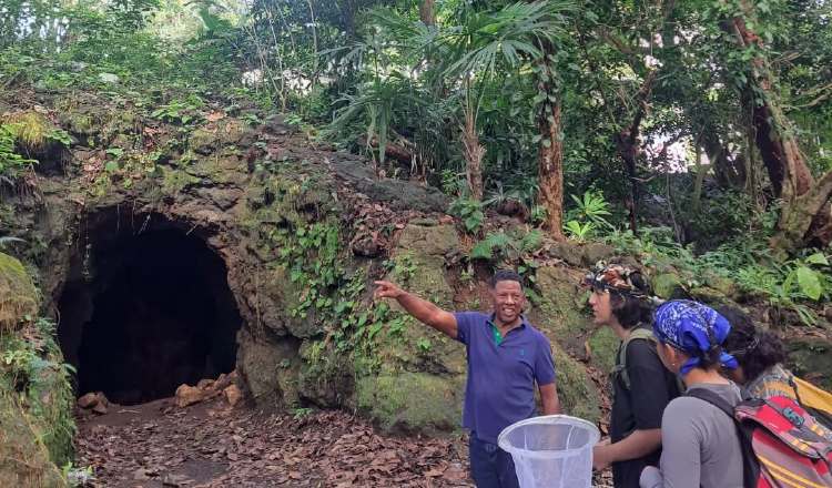 Integrantes de la fundación Biomundi y la comunidad en una gira a las Cuevas de Chilibre. Cortesía