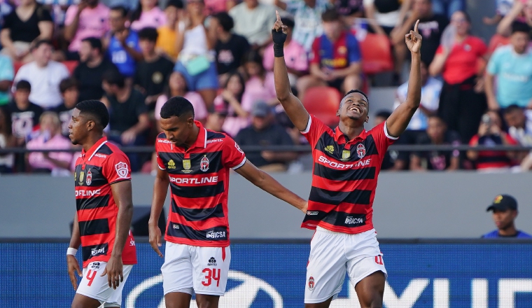 Adán Hendricks (der.) festeja su gol contra Inter Miami. Foto:EFE