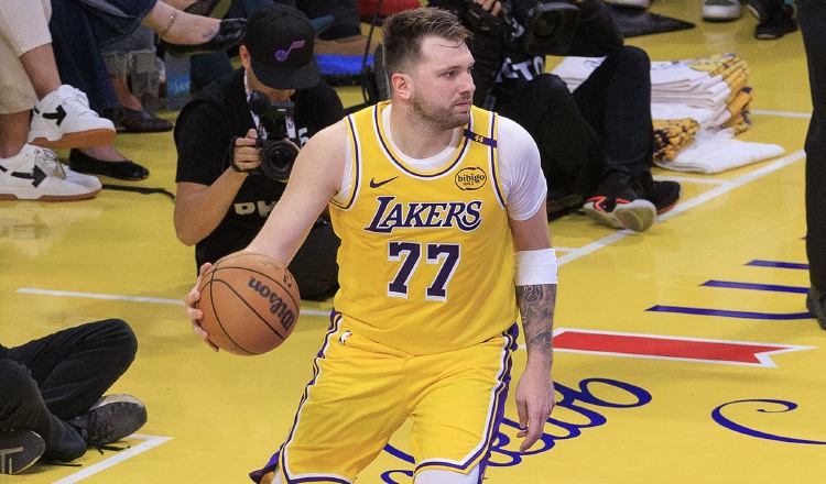 Luka Doncic se estrenó con los Lakers. Foto: EFE