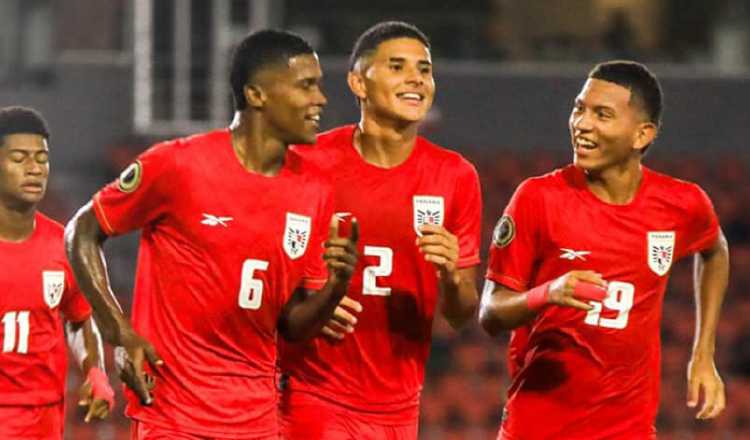 Panamá Sub-17 busca su clasificación al mundial de Catar 2025, en su partido contra República Dominicana. Foto: EFE