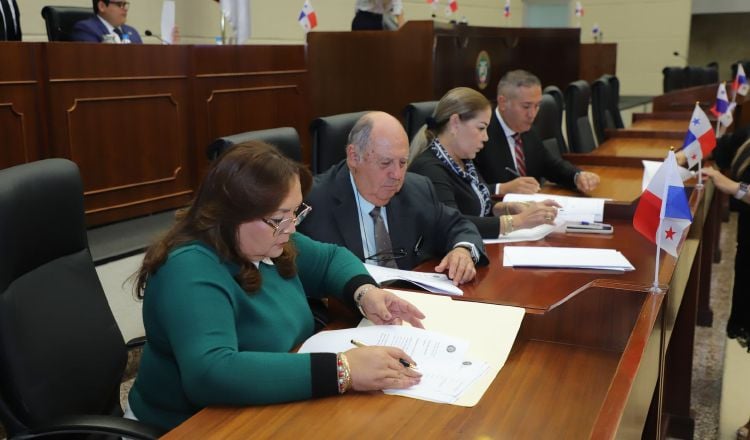 La presidenta de la Asamblea, Dana Castañeda, firma propuestas junto al diputado Carlos Afú.  Cortesía