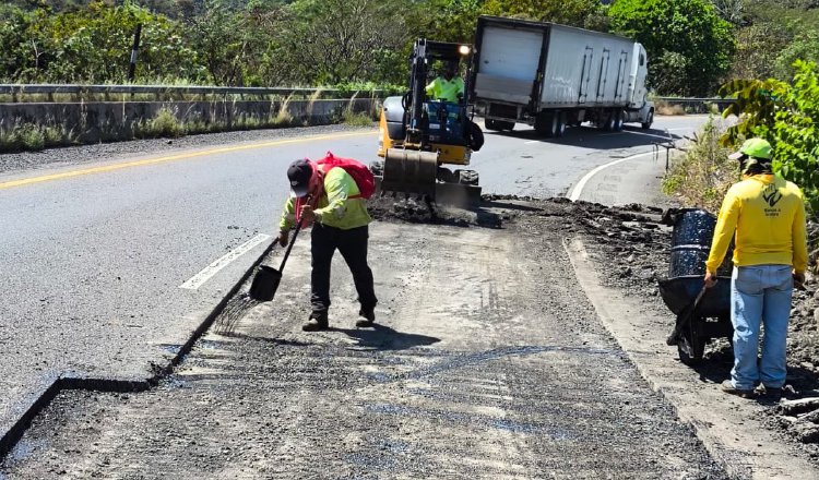 En la actualidad, personal del MOP realiza reparaciones en tramos de la carretera entre Tolé y el corregimiento de Chiriquí, en David. cortesía