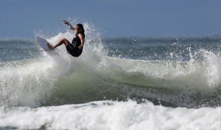 Samanta Alonso, excampeona nacional de surf. Foto: EFE