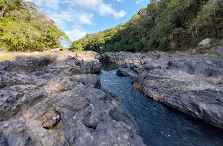 Para poder apreciar toda su fascinante forma, es necesario recorrer las inmensas rocas que rodean todo su cauce, y que dan la apariencia de haber sido talladas a mano.