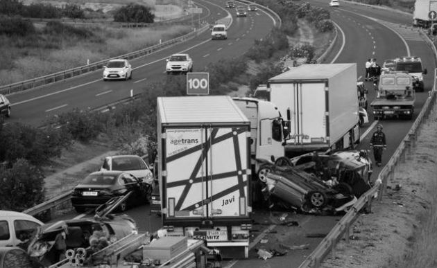 El comportamiento de los conductores, estructuras viales inadecuadas y con mantenimiento deficiente, carros inseguros, mata cada año más personas que la tuberculosis, el alzheimer o el cáncer de colon.  Foto: Archivo.