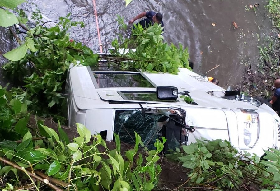 El bus de la ruta La Unión-San Miguelito se traslada por la vía Transístmica con pasajeros, antes de caer al río en el área de Las Cumbres, frente a la barriada Princesa de Gales, en Panamá Norte.