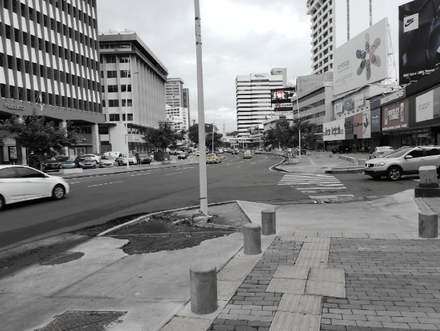 En la Avenida España se observa la acera que está al frente del Ministerio de Economía y Finanzas y del edifico Avesa, cuya colocación de ladrillos no ha sido terminada. Foto: Cortesía de la autora. 