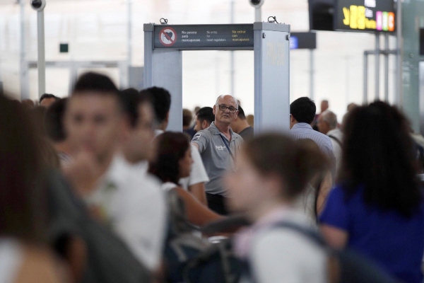 En plena temporada veraniega en Europa, la huelga obligó a suspender 62 vuelos previstos para el sábado y la tromba de agua supuso la cancelación de otros 46 y el desvío de cinco a otros aeropuertos. FOTO/EFE