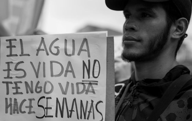 Miles de usuarios se ven afectados por la falta de agua debido a la rotura de tuberías y por deficiencias en el sistema de transmisión del servicio. Foto: EFE.