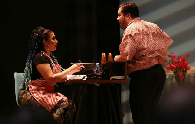 Hugo Víctor, con Ana Alejandra Carrizo, en una escena de 'Por los pelos'. Foto: Josué Arosemena.