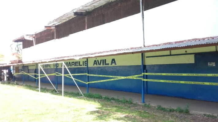 Los estudiantes no pueden utilizar el gimnasio, porque el mismo está cerrado por motivos de seguridad. Foto/Diómedes Sánchez