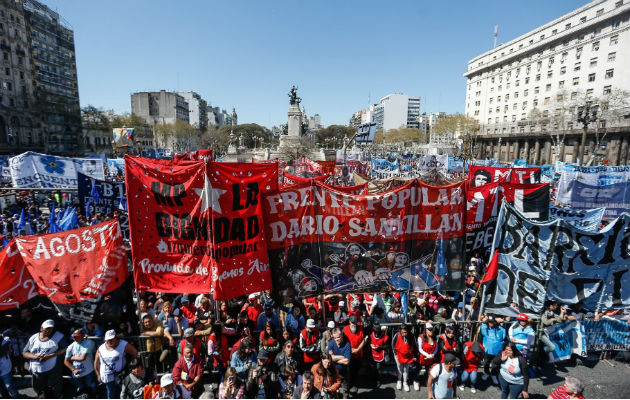 Los controles limitaron las compras de dólares y las transferencias al exterior  en Argentina. Foto/EFE