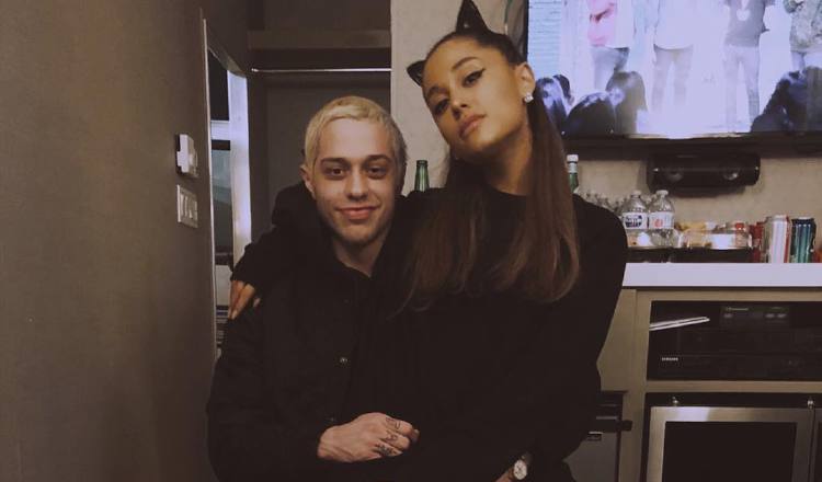 Ariana Grande cree que su exnovio Pete Davidson la está utilizando para sacar provecho.