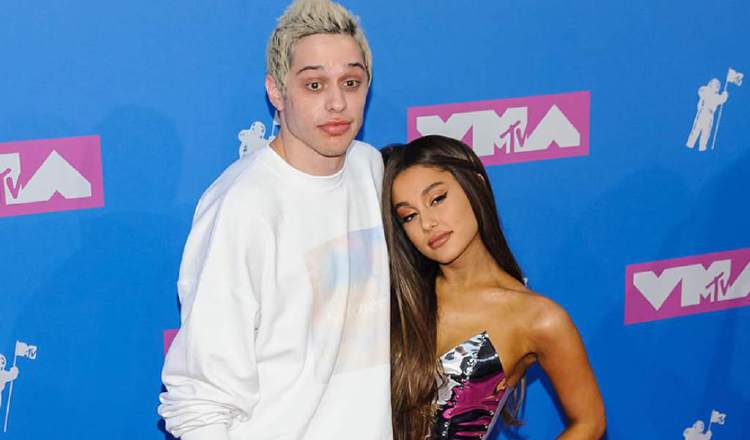  Pete Davidson junto a Ariana