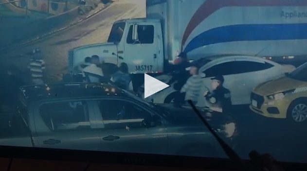 Un sujeto intentó herir con un arma blanca a un agente de la Policía Nacional en San Miguelito. 