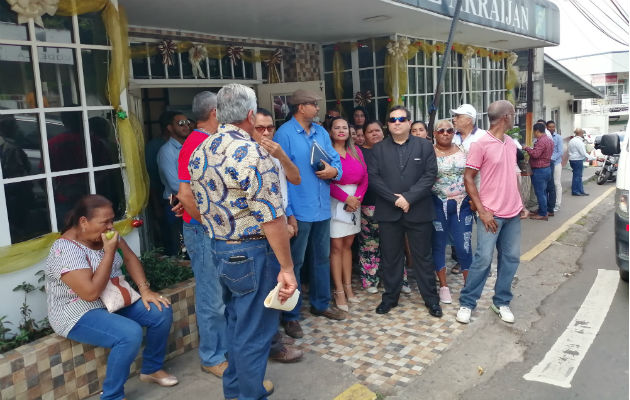 Los exfuncionarios se apostaron frente al Municipio. Foto: Eric A. Montenegro. 